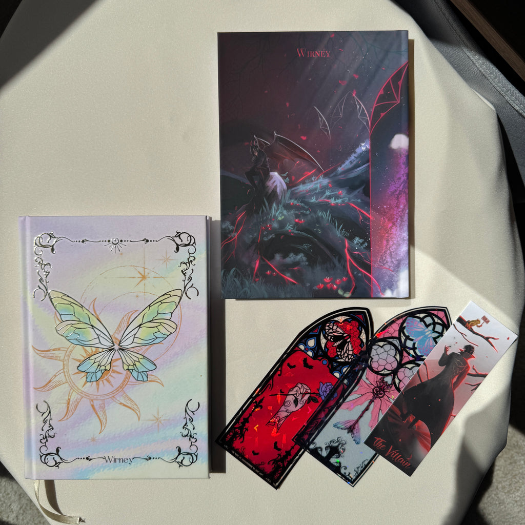 Le carnet côté démon et un carnet irisé à papillon, avec trois marque-pages illustrés
