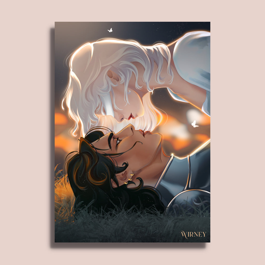 Rory et Sybil sur le point de s'embrasser dans l'herbe, cheveux blancs et noirs baignés d'une lumière orangée.