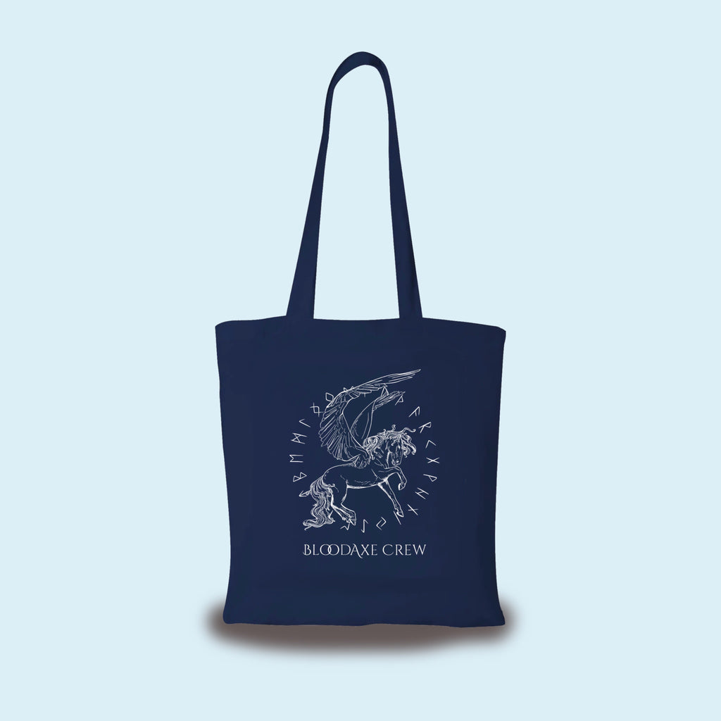 Sac cabas bleu marine imprimé d’un Pégase blanc cerclé de runes, au-dessus de la mention Bloodaxe Crew