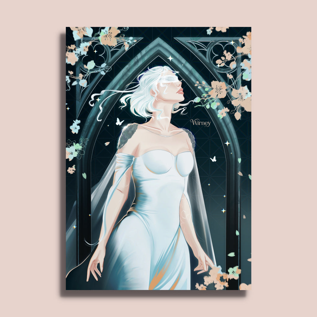 Portrait de Six en robe blanche, les yeux voilés, devant une arche gothique vert sombre semée de fleurs pêche.