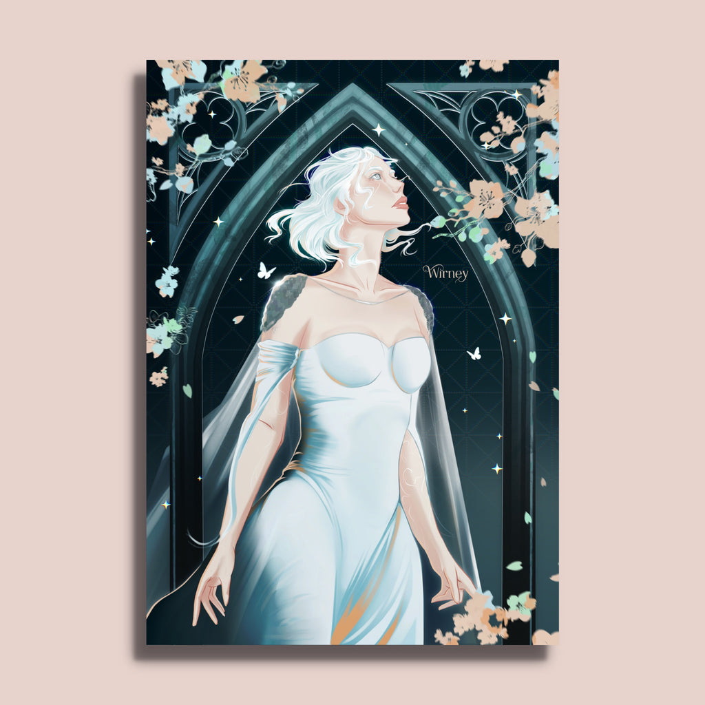 Six en robe blanche, cheveux blancs au vent et regard levé, devant une arche gothique vert sombre fleurie.